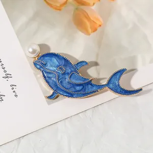 Élégante Broche Dauphin en Émail Bleu Avec Fausse Künstliche Perle Plaquée Or Alliage de Zinc Épinglette Animale pour Femme Costume