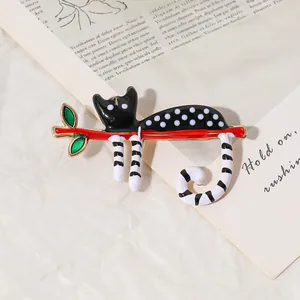 Broche chat créative en émail avec points blancs sur branche rouge accessoire
