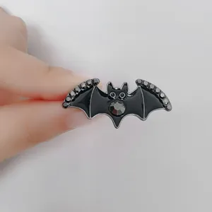 Broche chauve-souris minimaliste avec strass gris et émail noir pour Halloween