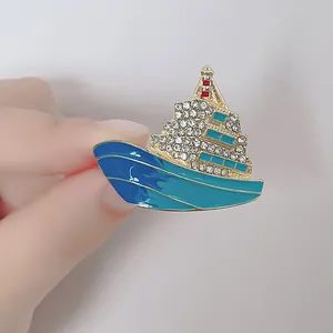 Elegante broche de velero dorado con esmalte azul degradado y diamantes para mujer