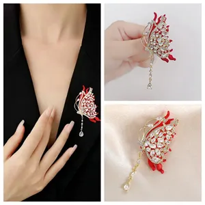 Broche papillon rouge élégante avec glands en strass sur une veste de costume noire