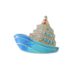 Broche de crucero en esmalte azul con brillantes diamantes de imitación y base dorada