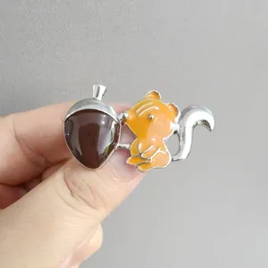 Λεπτομέρεια καρφίτσας σκίουρος και βελανίδι με σμάλτο και γυαλιστερή μεταλλική υφή