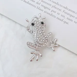 Broche grenouille argentée avec strass pavés et yeux en cristal noir pour vêtements