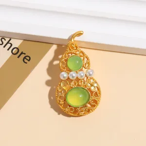 Broche gourde de style chinois élégante avec pierres vertes et perles sur filigrane doré