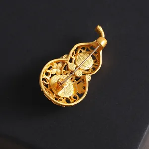 Broche gourde dorée élégante avec motifs floraux ajourés pour vêtements traditionnels