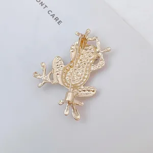 Vue arrière d'une broche grenouille dorée avec alliage texturé et fermoir de sécurité sûr