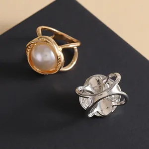 Eleganter Goldring mit Perle und silbernem Knotenschnallen-Ring im modernen Design