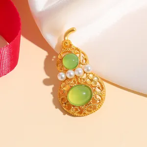 Broche gourde dorée évidée exquise avec imitation de jade vert et perles blanches