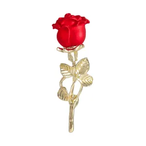 Élégante broche rose 3D rouge mat avec feuilles dorées et détails en perles
