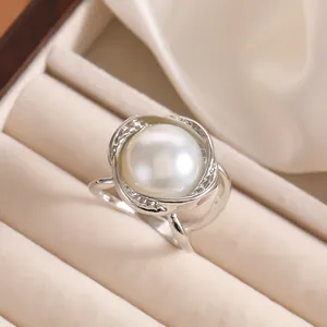 Makroaufnahme eines Perlenrings mit Zirkonia-Akzenten in einer Schmuckschatulle