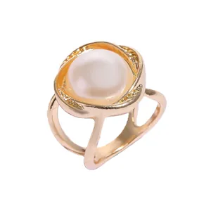 Eleganter Goldlegierungsring mit großer Perle und gedrehtem Seilband-Design