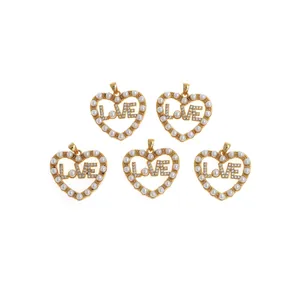 Cinq pendentifs coeur LOVE plaqués or 18K avec perles et zircons sur fond blanc