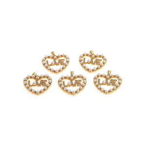 Vue détaillée de 5 pendentifs coeur LOVE dorés avec perles d'imitation et zircons