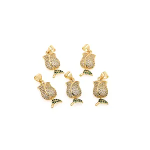 Dettaglio macro di pendenti a rosa placcati oro 18K con zirconi e pietre verdi