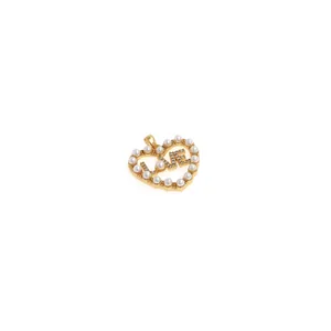 Détail du pendentif coeur plaqué or 18K avec perles, zircon et inscription LOVE élégante