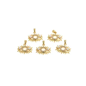 Vue détaillée de pendentifs œil protecteur plaqués or 18K avec perles et zircone