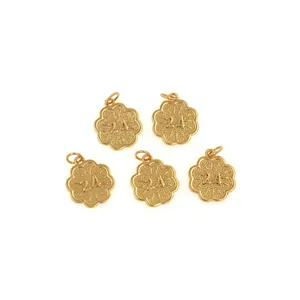 Lot de cinq pendentifs fleur plaqués or 18 carats avec texture mate et gravure numéro 24