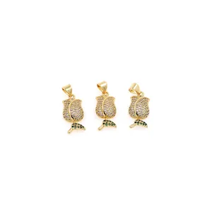 Tre ciondoli a bocciolo di rosa placcati oro 18K con zirconi e foglie di cristallo verde