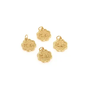 Pendentifs fleur plaqués or 18K avec gravure 24 et zircon sur fond blanc pur