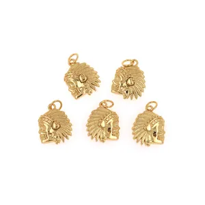 Set di 5 ciondoli a teschio indiano placcati in oro 18K con zirconi e corona piumata