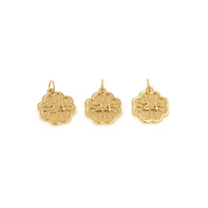 Pendentif fleur minimaliste plaqué or 18K avec chiffre 24 gaufré et serti de zircon