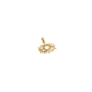 Vue détaillée d'un pendentif œil protecteur plaqué or 18 carats avec perles et zircons
