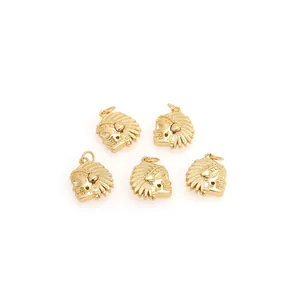Set di cinque ciondoli a teschio placcati oro 18K con dettagliato copricapo piumato