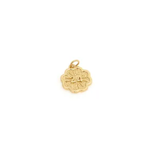 Vue macro d'un pendentif fleur plaqué or 18 carats avec détail du numéro 24 gravé