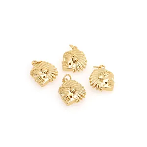 Set di quattro ciondoli a teschio placcati oro 18 carati con copricapo di piume indiano