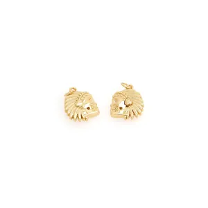 Pendenti a teschio placcati oro 18K con copricapo di piume indiane su sfondo bianco