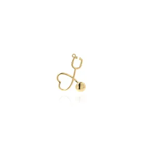 Dettaglio del ciondolo a stetoscopio a cuore in oro 18K con finitura lucida a specchio