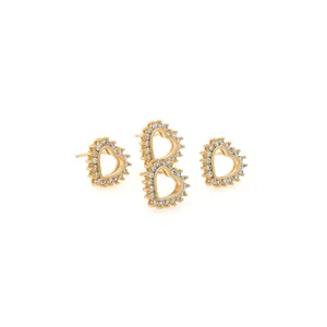 Elegantes pendientes de corazón bañados en oro de 18K con circonitas en fondo blanco