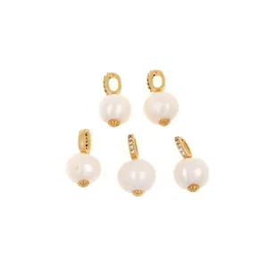 Vue détaillée de cinq pendentifs en perles plaqués or 18 carats avec accents de zircon pavé