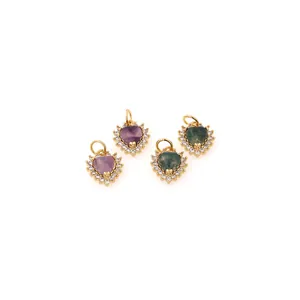 Vue détaillée de pendentifs en forme de cœur plaqués or 18K avec zircons violets et verts