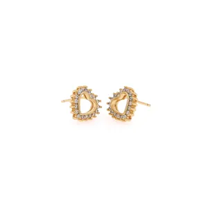 Detalle de pendientes de corazón en oro de 18K con pavé de circonitas brillantes