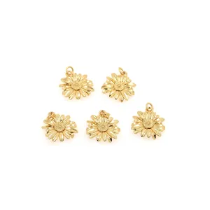 Vue détaillée de cinq pendentifs marguerites plaqués or 18K avec des zircons incrustés