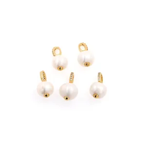Lot de cinq pendentifs en perles plaqués or 18 carats avec détails en micro-zircone