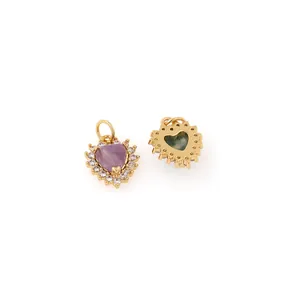 Vue macro d'un pendentif cœur avec améthyste violette et base plaquée or 18 carats