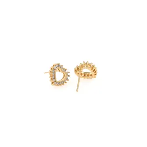 Elegantes pendientes de corazón chapados en oro de 18K con micro pavé de circonitas claras
