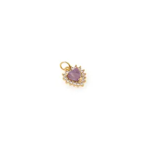 Vue macro du pendentif cœur en or 18K avec pierre violette et halo de zircone cubique