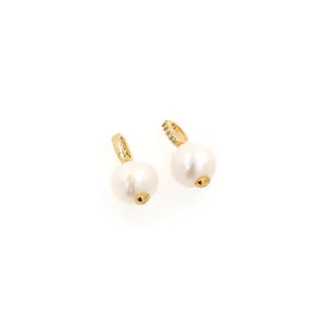 Élégantes boucles d'oreilles créoles dorées 18K avec zircons et grandes perles blanches