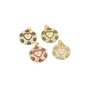 Détail des pendentifs cœur en croix plaqué or 18 carats avec zircons colorés