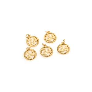 Vue détaillée de cinq pendentifs ronds plaqués or 18K avec découpe du numéro 24