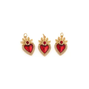 Trois pendentifs cœur plaqués or 18K avec zircon rouge et détails couronne de cristal chic