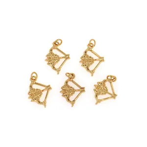 Lot de 5 pendentifs arc et flèche plaqués or 18K avec détails en zircon de luxe