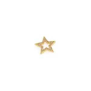 Macro-opname van 18K vergulde sterhanger met glinsterende zirkonia pavé-zetting