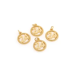 Lot de quatre pendentifs plaqués or 18 carats avec chiffre 24 et bordure texturée
