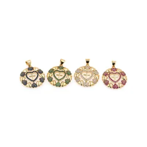 Vue détaillée des pendentifs croix en plaqué or 18K avec zircons colorés en forme de cœur