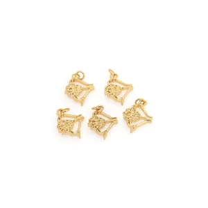 Détail de cinq pendentifs arc et flèche plaqués or 18K avec incrustation de zircons